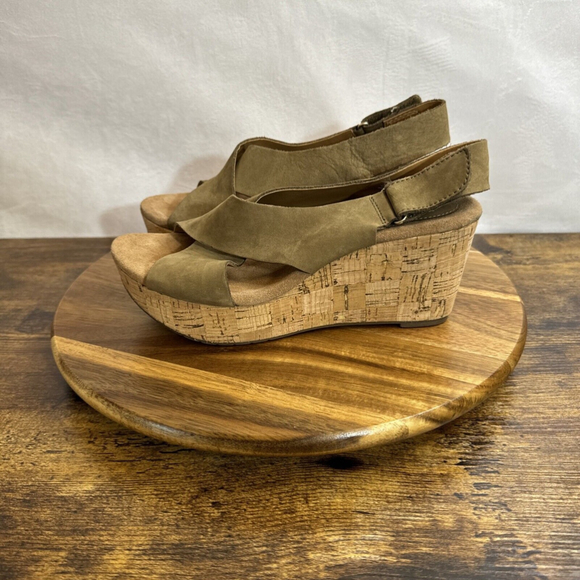 Clarks Artisan Women’s Sz 7.5 Suede Open Toe Cork Wedge Sandals Slip On Tan Heel - Picture 3 of 6